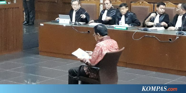 Sampaikan Pembelaan, Novanto Bagi-bagi Buku Tentang Prestasinya