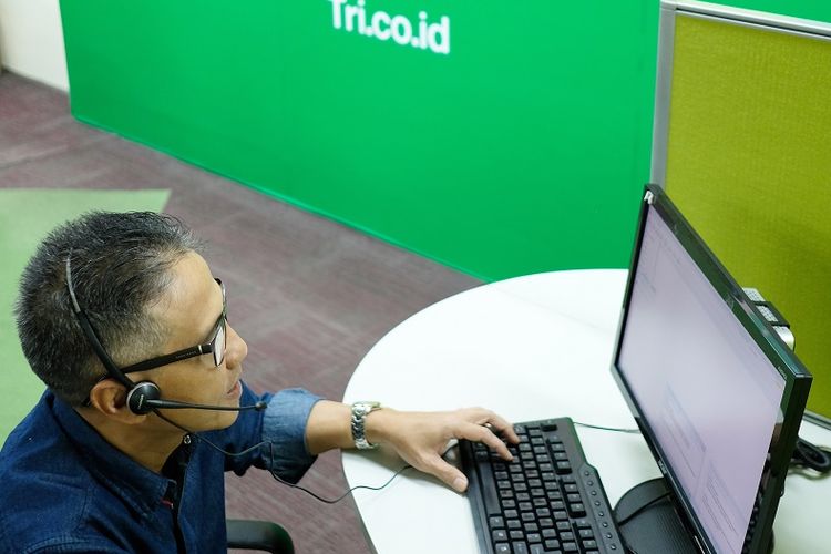 Director of ICGR Tri Indonesia Chandra Hawan Aden berkesempatan melayani pelanggan melalui live chat dari aplikasi bima+. Aksi turun lapangan ini sebagai apresiasi bagi para pelanggan Tri dan mendengarkan langsung aspirasi pelanggan di Hari Pelanggan Nasional, Senin (4/9/2017).