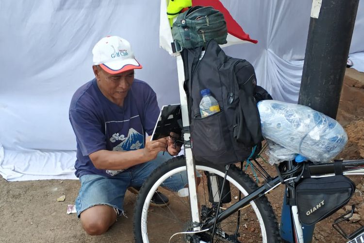Wibowo Bowo (63), tempuh Jakarta-Solo dengan sepedanya, Kalimalang, Jakarta Timur, Sabtu (9/6/2018)