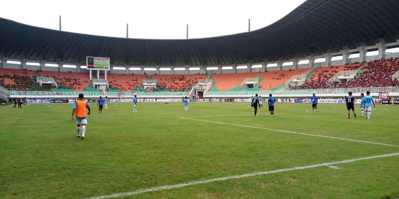 Suasana di Stadion Pakansari menjelang duel Timnas U-22 melawan Myanmar, Selasa (21/3/2017).