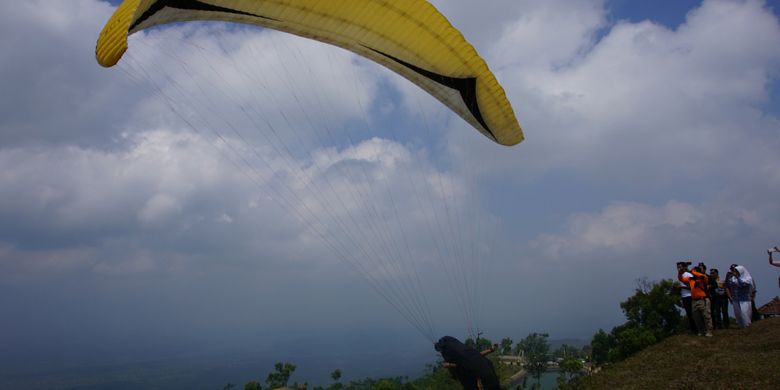 Seorang peserta saat akan mulai menerbangkan paralayang di Embung Batara Sriten, Nglipar, Gunungkidul, DI Yogyakarta, Jumat (25/8/2017).