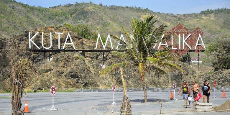 Sejumlah wisatawan berada di Kawasan Ekonomi Khusus (KEK) Mandalika di Pantai Mandalika, Kuta, Praya, Lombok Tengah, NTB, Selasa (10/10/2017). PT PLN (Persero) memprediksi kebutuhan listrik di KEK Mandalika itu baru sebesar 65 MW pada 2025, dan akan mencapai 111 MW pada 2030.