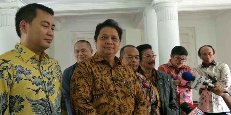 Koordinator Bidang Perekonomian DPP Golkar Airlangga Hartarto (tengah) ketika ditemui di rumah dinas Wakil Presiden Jusuf Kalla, Jalan Diponegoro, Jakarta Pusat, Kamis (30/11/2017