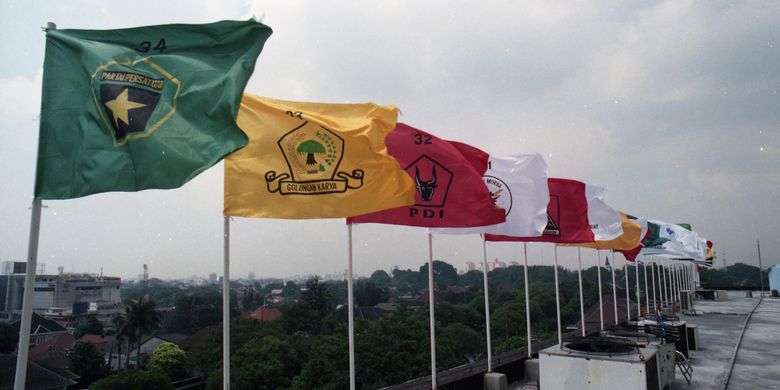  Bagian atap Gedung Komisi Pemilihan Umum (KPU) di Jl Imam Bonjol, Jakarta, sejak Kamis (29 April 1999) dipasangi 48 bendera partai politik peserta Pemilihan Umum 1999. 