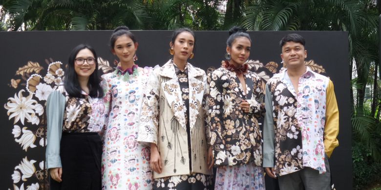 Desainer Tities Saputra dan Brand Manager Make Over Stephanie Lie berpose bersama para model yang membawakan busana karya Tities yang akan dipamerkan pada Fashion Division Paris Fashion Show Spring Summer 2019 yang dilaksanakan 28 September 2018 mendatang di Paris, Prancis.