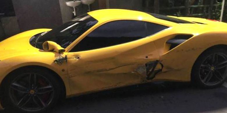 Mobil Ferrari 488 mengalami kerusakan setelah ditabrak seorang pemuda di Taipei, Taiwan. Publik Taiwan menggalang donasi setelah pemuda itu diharuskan membayar biaya perbaikan hingga Rp 5 miliar.