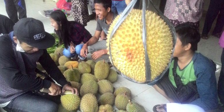 Para pedagang menyajikan durian di rest area kawasan embung Banjaroya di Dusun Tonogoro.