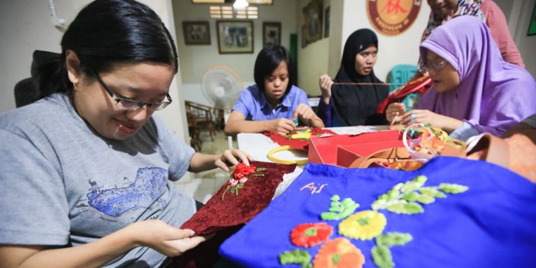 Beberapa penyandang difabel atau disabilitas sedang membuat kerajinan tangan di Roemah Difabel, Semarang.