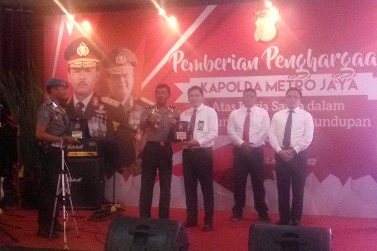Kapolda Metro Jaya Irjen Idham Azis saat memberi penghargaan terhadap anggota polisi yang menggagalkan penyelundupan sabu 1 ton asal China di Mapolda Metro Jaya, Selasa (8/8/2017).