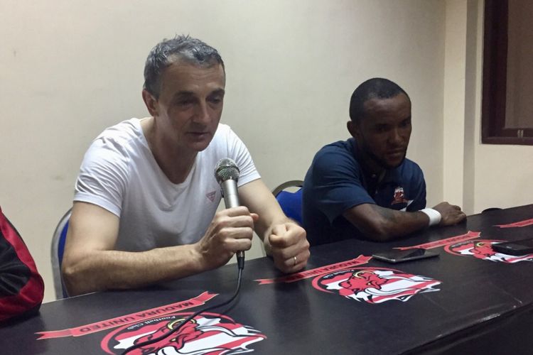 Pelatih Madura United Milomir Sislija bersama dengan striker Madura United Zah Rahan.