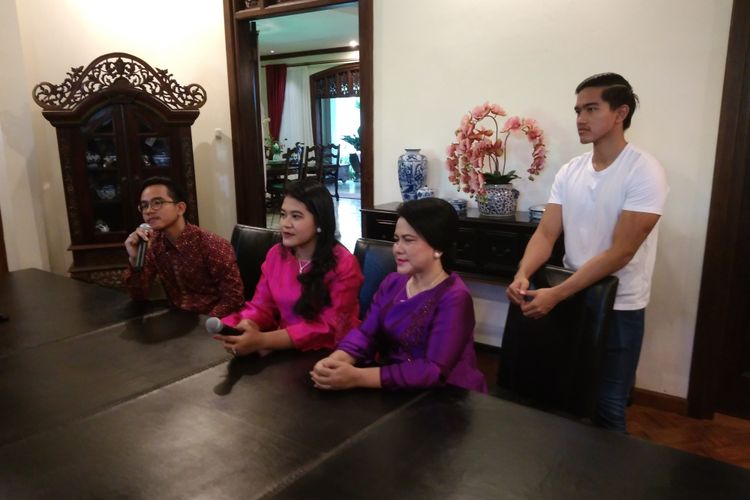 Keluarga Presiden Joko Widodo di kediamannya di Sumber, Solo, Minggu (17/9/2017)