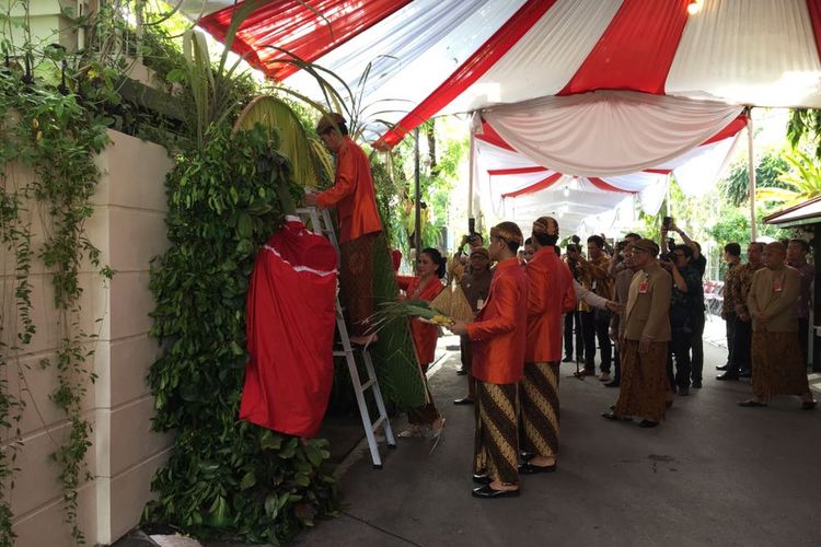 Presiden Joko Widodo memasang beleketepe, sebagai awal dimulainya rangkaian acara pernikahan putrinya Kahiyang Ayu dengan Bobby Nasution, Selasa (7/11/2017).