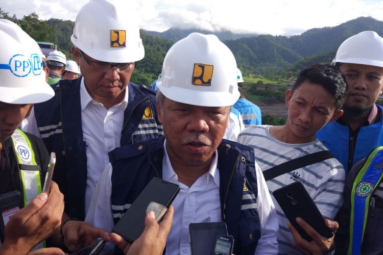 Menteri Pekerjaan Umum dan Perumahan Rakyat (PUPR) Basuki Hadimuljono meninjau pekerjaan proyek Bendungan Lolak di Bolaangmongondow, Sulawesi Utara, Selasa (14/11/2017).