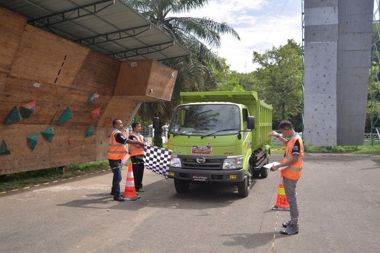 Kampanye keselamatan berkendara Hindo kepada sopir truk di Padang.
