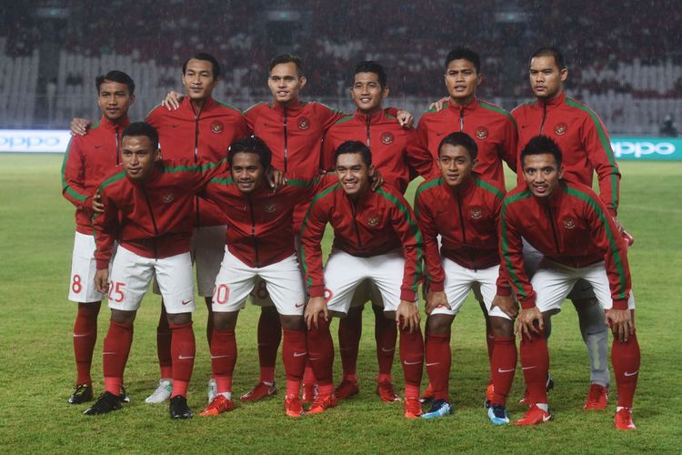 Pemain Timnas Indonesia berfoto bersama sebelum menghadapi Islandia dalam pertandingan persahabatan di Stadion Utama Gelora Bung Karno, Jakarta, Minggu (14/1). ANTARA FOTO/Akbar Nugroho Gumay/foc/18.