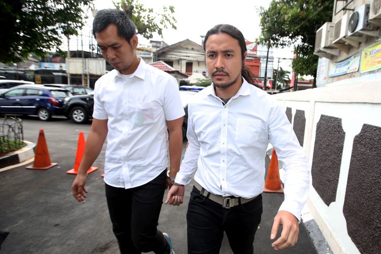 Penyanyi Marcello Tahitoe (kanan) dan rekannya Diego (kiri) tiba di Pengadilan Negeri (PN) Jakarta Selatan untuk menjalani sidang putusan, Senin (16/1/2018). Ia bersama rekannya ditangkap polisi terkait kasus dugaan penyalahgunaan narkoba jenis ganja.