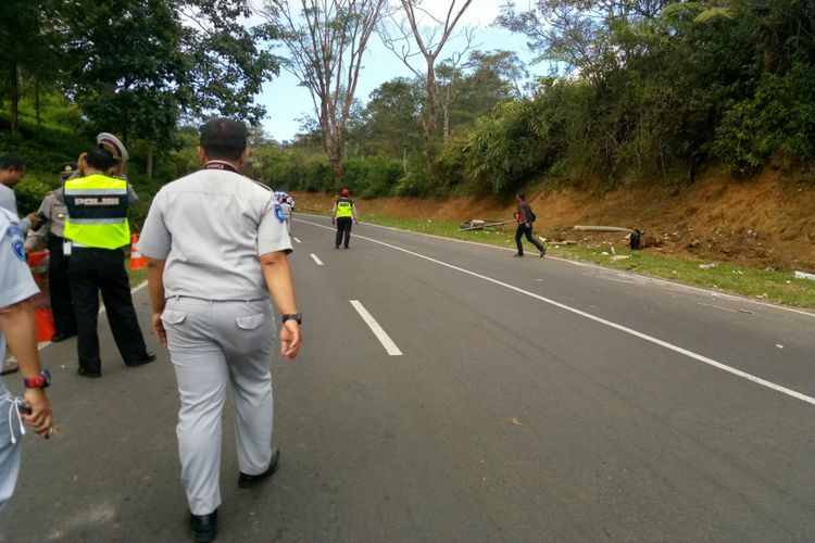 Tampak sejumlah polisi dan beberapa aparat terkait tengah mensterilkan Jalan Tanjakan Emen di titik terjadinya kecelakaan bus maut yang telah merenggut 27 nyawa. Sistem buka tutup jalan ini dilakukan untuk melakukan olah TKP terjadinya kecelakaan tersebut.