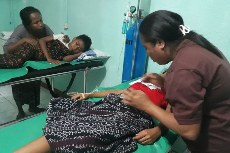 Para korban dugaan keracunan makanan sedang dirawat di Klinik Balai Pengobatan Elisabeth Nita, Kabupaten Sikka, NTT.