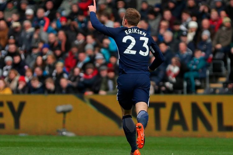 Christian Eriksen merayakan gol Tottenham Hotspur ke gawang Swansea City pada pertandingan perempat final Piala FA di Stadion Liberty, Sabtu (17/3/2018).