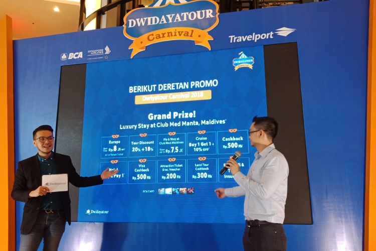 VP Commercial Dwidayatour, Hendriyapto sedang menerangkan hasil riset dan promonya dalam acara Dwidayatour Carnival hari pertama di Emporium Mall, Jakarta Utara, Jumat (13/4/2018). 