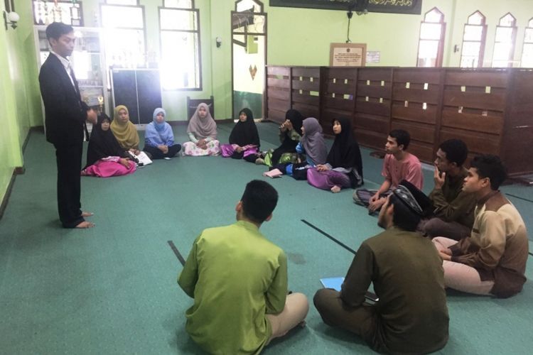 Mahasiswa asal Thailand aaat mengikuti kajian sebelum berbuka puasa di Masjid Sunan Ampel, Institut Agama Islam Negeri (IAIN) Jember, Jawa Timur, Rabu (23/5/2018) sore.