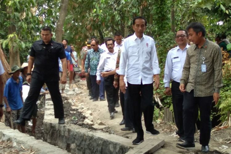 Presiden Joko Widodo saat kunjungan ke Yogyakarta menyempatkan diri mengunjungi proyek dana desa pembangunan saluran irigasi tersier di Desa Sendangtirto, Kecamatan Berbah, Sleman Rabu (29/8/2018)