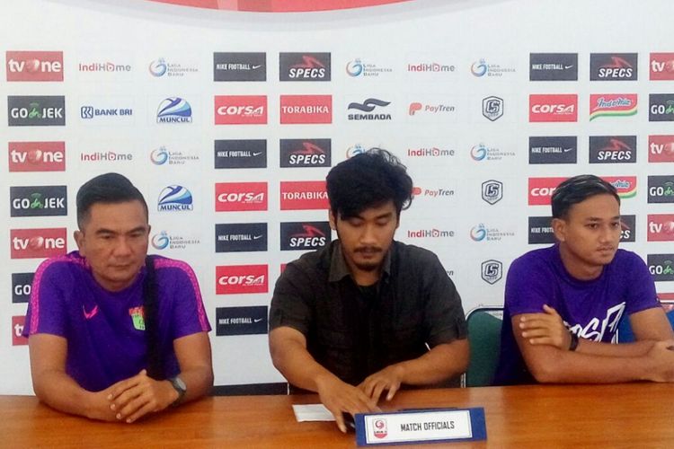 Pelatih Persita Tangerang, Wiganda Saputra dan pemain Persita Tangerang Diego Banowo saat jumpa pers di Stadion Maguwoharjo, Sleman