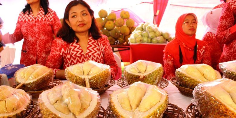 Durian Monti sebagai ikon durian Gunung Pati, Semarang, yang dipajang dalam pameran durian unggul di acara Semarang Festival Durian 2017, Sabtu (25/2/2017).