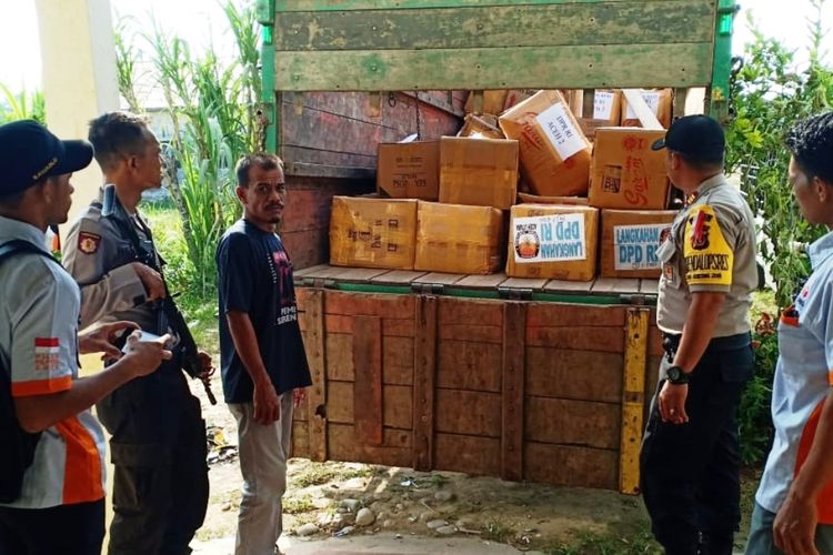 Polisi mengawal pendistribusian logistik Pemilu di Kantor Camat Langkahan, Kecamatan Langkahan, Kabupaten Aceh Utara, Senin (15/4/2019)