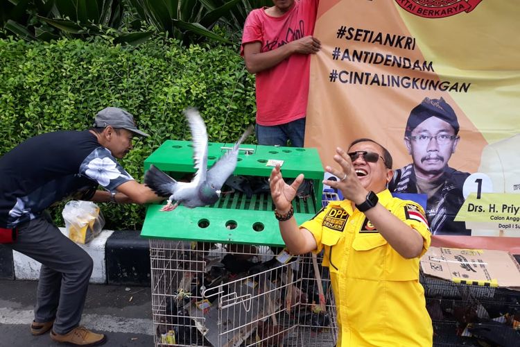 Priyo Budi Santoso, Caleg Partai Berkarya Lepas Ribuan Merpati di Bundaran Waru Surabaya, Senin (1/4/2019)