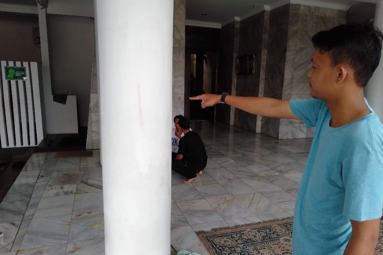 Tiang di Masjid Jami Al.Hikmah, Lebak Bulus Jakarta Selatan, sudah dibersihkan setelah dicoret-coret orang tak dikenal, Kamis (18/4/2019)
