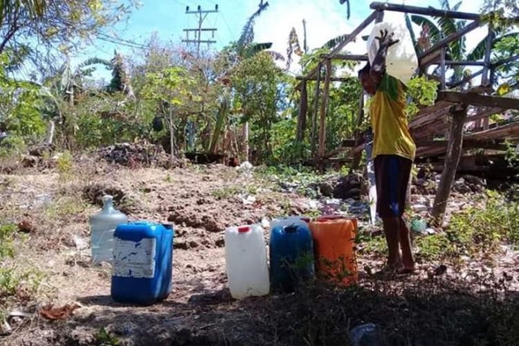 Seorang warga Dusun Patinea, Desa Kawa, Kabupaten Seram Bagian Barat, Maluku memikul air bersih yang dibelinya dari warga yang menjual air bersih di dusun tersebut, Senin (9/9/2019).