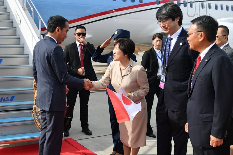 Presiden Joko Widodo beserta Ibu Negara Iriana Joko Widodo dan rombongan tiba di Bandar Udara Internasional Kansai, Osaka, pada Jumat, (28/6/2019) pukul 07.30 waktu setempat.  Kedatangan Presiden ke Jepang kali ini dimaksudkan dalam rangka menghadiri Konferensi Tingkat Tinggi (KTT) G20.