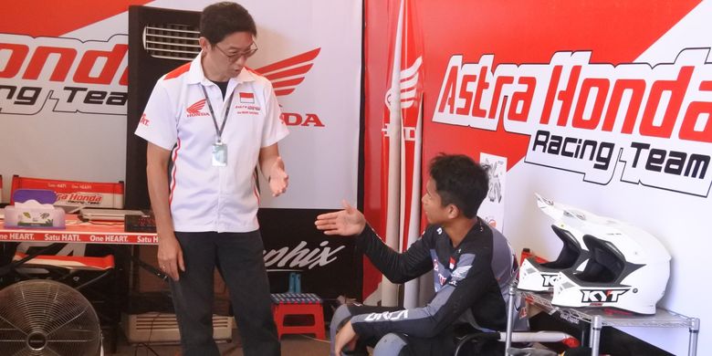 Muhammad Delvintor Alfarizi sedang berdiskusi dengan mekanik Astra Honda Racing Team (AHRT) usai balapan race pertama kejuaraan motokros dunia MXGP kelas MX2 atau 250 cc, di Sirkuit BSB Mijen, Semarang, Minggu (14/7/2019).