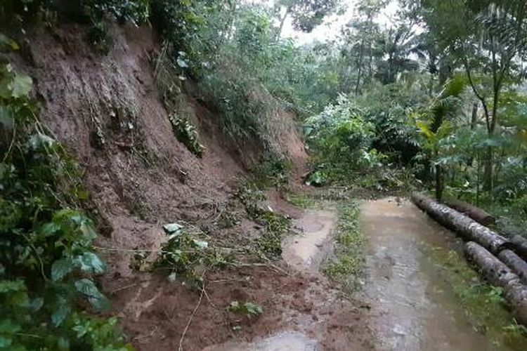 Hujan yang mengguyur Kulon Progo Sepanjang hari mengakibatkan longsor di sejumlah titik, Minggu (17/3/2019).