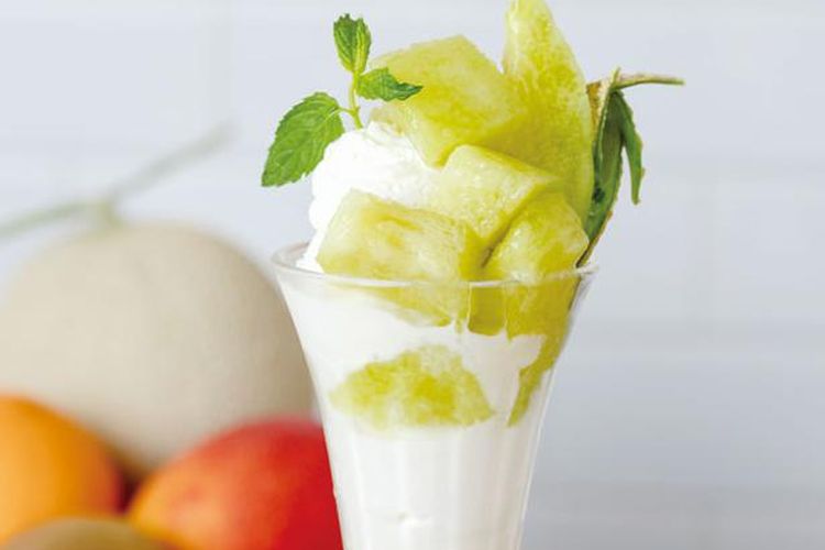 The Mask Melon and Cream Cheese Ice Cream Fruits Parfait yang dijual dengang harga 1.836 yen dipenuhi dengan melon yang diproduksi di Shizuoka.
