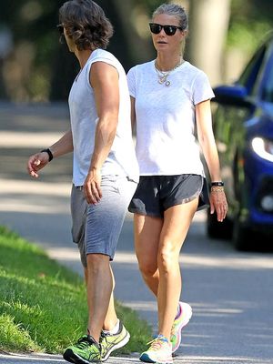 Bintang film Hollywood, Gwyneth Paltrow, dan sang suami, Brad Falchuk saat berolahraga bersama.