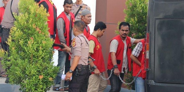 Dua terdakwa kasus pembunuhan pria berkebutuhan khusus bersama terdakwa lainnya menaiki mobil setelah menjalani di PN Lhoksukon, Aceh Utara, Rabu (24/7/2019). 
