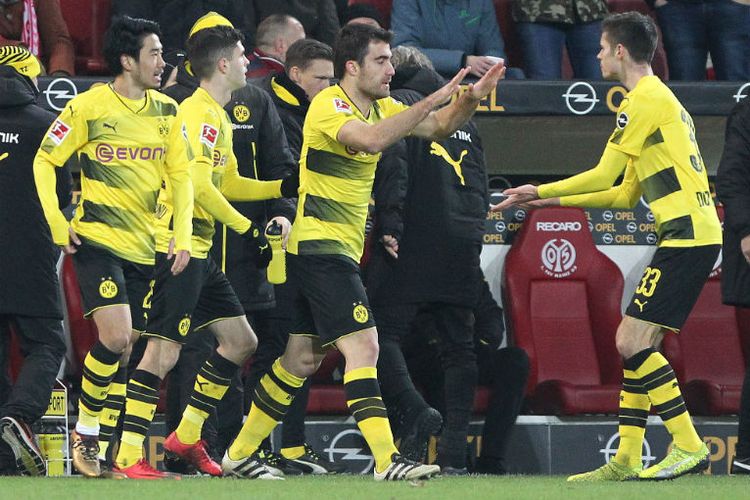 Para pemain Borussia Dortmund merayakan gol Sokratis Papasthopoulos ke gawang Mainz pada pertandingan Bundesliga, Selasa (12/12/2017).