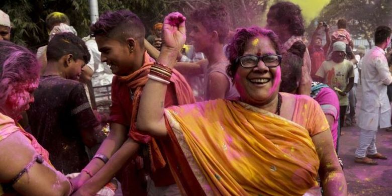 Seorang permepuan bergabung dalam festival Holi di Kolkata, India. (AP Photo/Bikas Das).