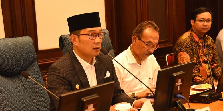 Gubernur Jawa Barat Ridwan Kamil saat memberikan arahannya kepada para Kepala OPD dan pejabat  Pemdaprov Jabar di Gedung Sate, Bandung, Senin (2/9/2019).