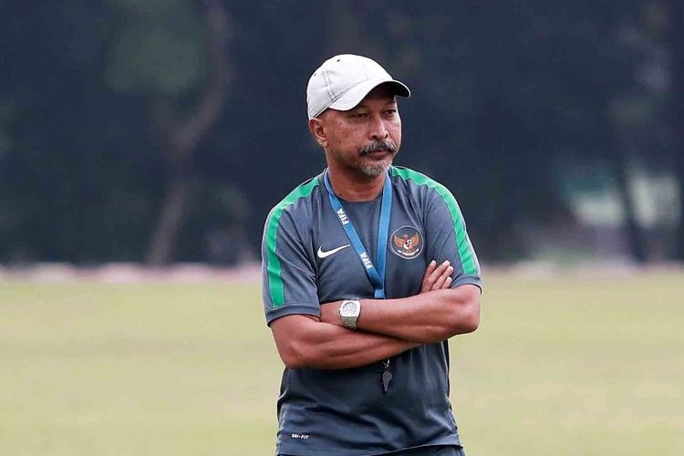 Pelatih tim nasional U-16 Indonesia, Fakhri Husaini, saat memimpin latihan tim di Stadion Atang Sutresna, Cijantung, Rabu (20/6/2017). 