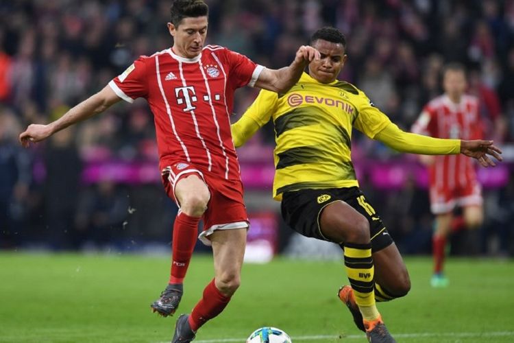 Robert Lewandowski mendapat pengawalan dari Manuel Akanji ketika Bayern Muenchen menjamu Borussia Dortmund di Stadion Allianz Arena pada laga Bundesliga, Sabtu (31/3/2018). 