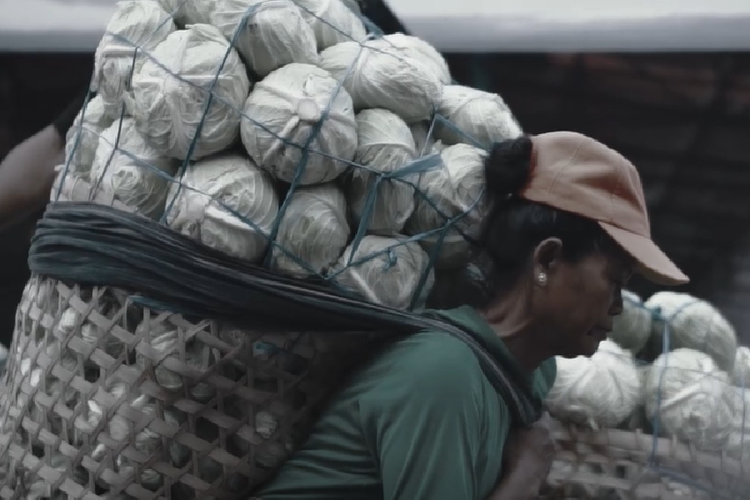 Buruh gendong di salah satu pasar daerah Yogyakarta. 
