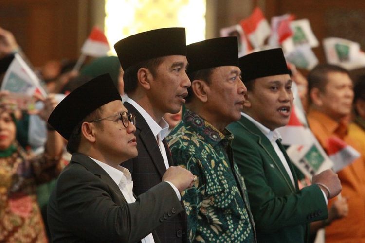 Presiden Joko Widodo (kedua kiri) bersama Ketua Umum Partai Kebangkitan Bangsa (PKB) Muhaimin Iskandar (kiri), Menko Polhukam Wiranto (kedua kanan) dan Sekjen PKB Abdul Kadir Karding (kanan) menghadiri Harlah ke-20 PKB di Hotel Sahid, Jakarta, Minggu (22/7/2018). Acara tersebut dihadiri juga oleh sejumlah pimpinan partai politik dan menteri Kabinet Kerja. 
