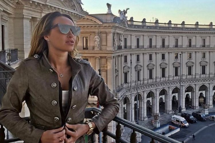 Stephanie Scolaro dihukum karena mengimpor aksesori dari kulit piton asal Indonesia. (Instagram/stephyscolaro)