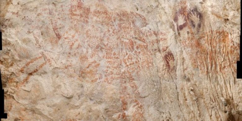 siluet cap tangan manusia purba yang letaknya masih satu bidang dengan lukisan gua tertua di dunia.