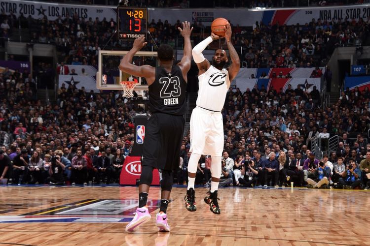 Aksi LeBron James dalam NBA All Star 2018 di Staples Center, Minggu (18/2/2018) atau Senin pagi WIB. 