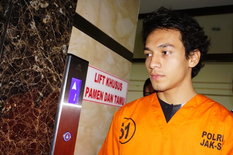 Artis peran Jefri Nichol mengenakan baju tahanan di Polres Jakarta Selatan, Rabu (24/7/2019). Jefri ditangkap polisi karena mengonsumsi ganja. 