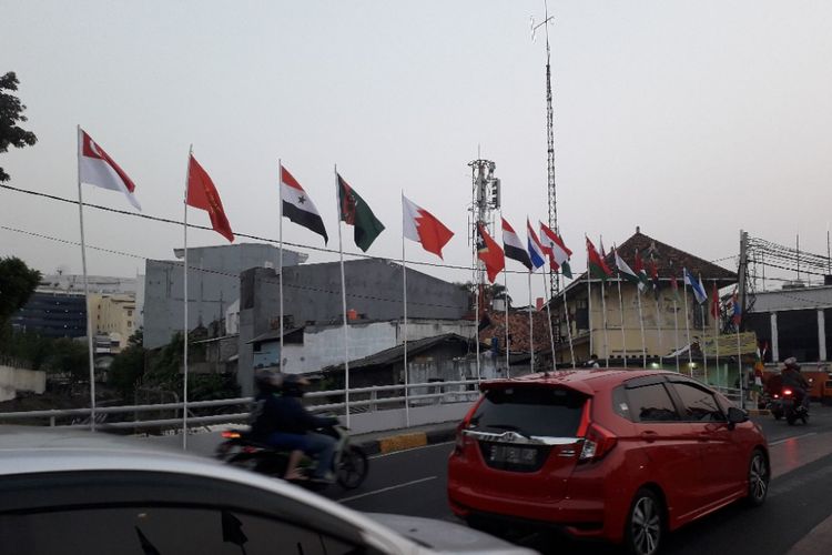 Deretan bendera negara peserta Asian Games terpasang di kawasan Kali Besar, Jakarta Barat, Rabu (18/7/2018).